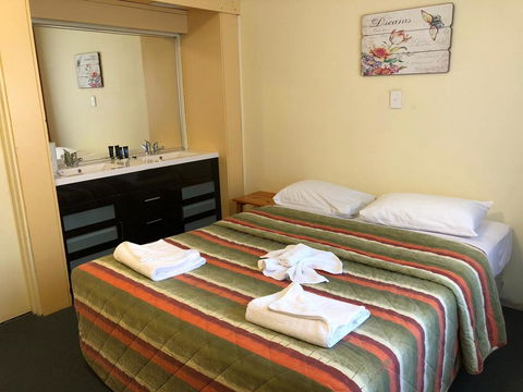 The Astor Hotel Motel - Tourism Townsville 0
