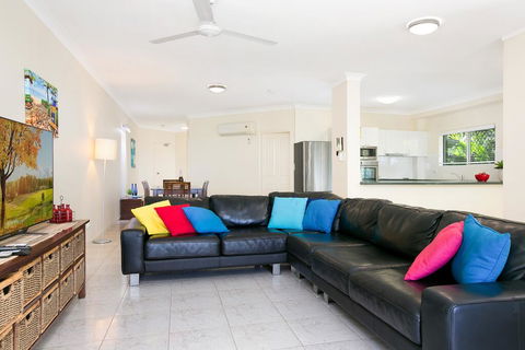 The Beach House 3BR Waterfront Apartment, Own WIFI - Tourism Townsville 3