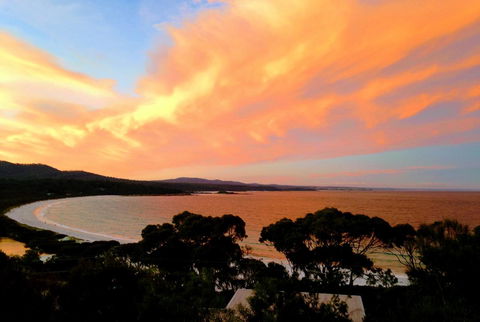 DOLPHIN LOOKOUT COTTAGE - Amazing Views Of The Bay Of Fires - Tourism Townsville 0