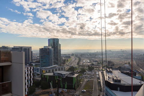 2Bedroom Apartment With Views In Docklands Next To CBD & Marvel Stadium - Tourism Townsville 5