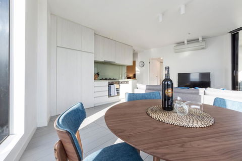 2Bedroom Apartment With Views In Docklands Next To CBD & Marvel Stadium - Tourism Townsville 3
