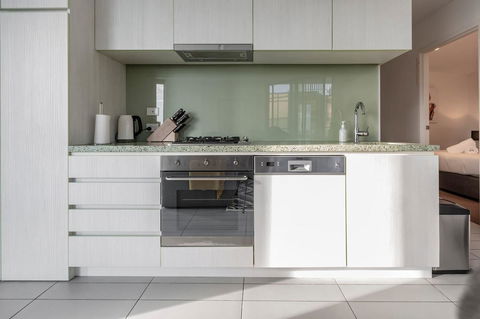 2Bedroom Apartment With Views In Docklands Next To CBD & Marvel Stadium - Tourism Townsville 6