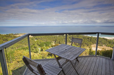 Chris\'s Beacon Point Restaurant & Villas - Tourism Townsville 1