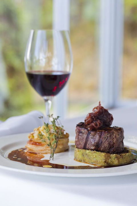 Chris\'s Beacon Point Restaurant & Villas - Tourism Townsville 10