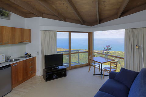 Chris\'s Beacon Point Restaurant & Villas - Tourism Townsville 5