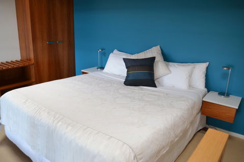 Chris\'s Beacon Point Restaurant & Villas - Tourism Townsville 3