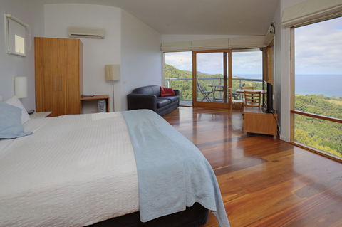 Chris\'s Beacon Point Restaurant & Villas - Tourism Townsville 0