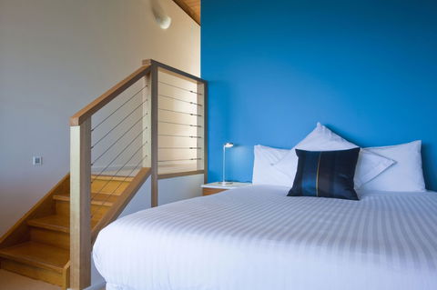Chris\'s Beacon Point Restaurant & Villas - Tourism Townsville 4