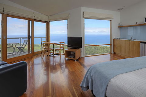 Chris\'s Beacon Point Restaurant & Villas - Tourism Townsville 2