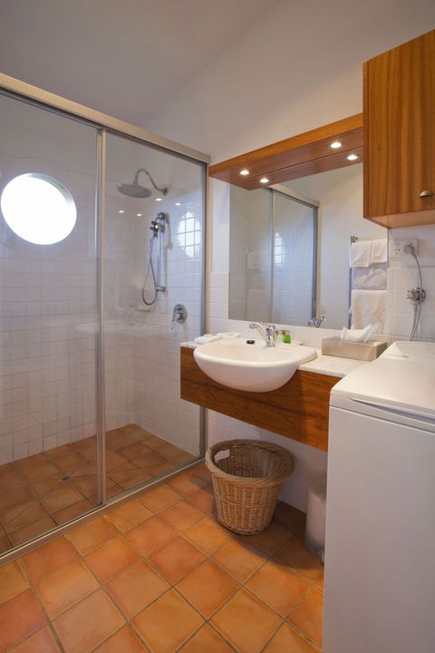 Chris\'s Beacon Point Restaurant & Villas - Tourism Townsville 6