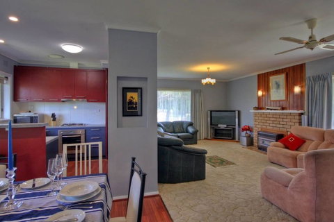 Jacaranda House - Tourism Townsville 2