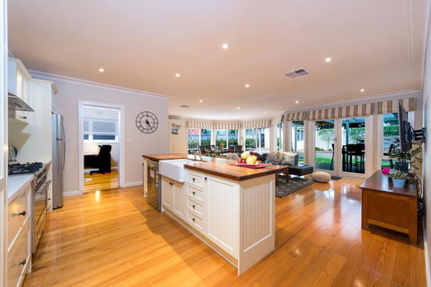Lovely 5BR Full House In Glen Waverley, Walk To Train, Bus & Shops - Tourism Townsville 3