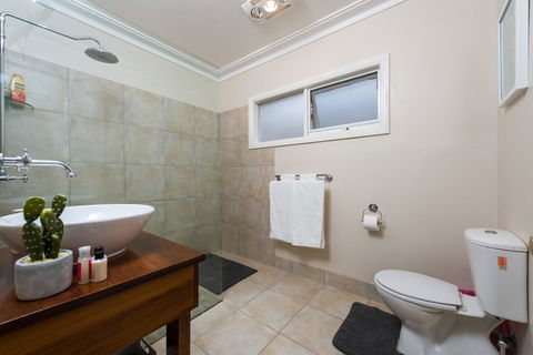Lovely 5BR Full House In Glen Waverley, Walk To Train, Bus & Shops - Tourism Townsville 6