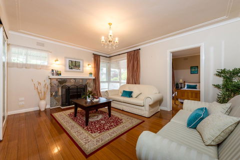 Lovely 5BR Full House In Glen Waverley, Walk To Train, Bus & Shops - Tourism Townsville 14