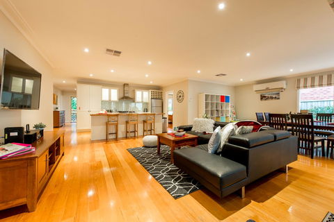 Lovely 5BR Full House In Glen Waverley, Walk To Train, Bus & Shops - Tourism Townsville 1