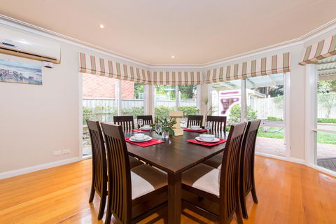 Lovely 5BR Full House In Glen Waverley, Walk To Train, Bus & Shops - Tourism Townsville 4