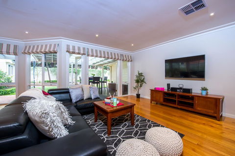 Lovely 5BR Full House In Glen Waverley, Walk To Train, Bus & Shops - Tourism Townsville 15