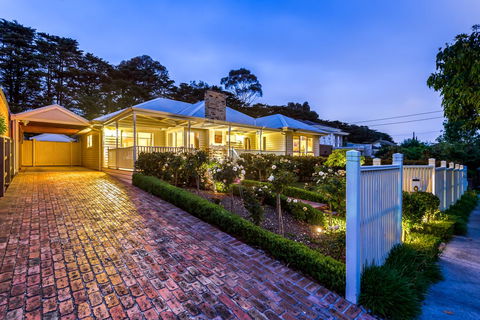 Lovely 5BR Full House In Glen Waverley, Walk To Train, Bus & Shops - Tourism Townsville 0