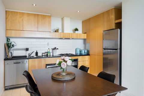 La Maison - Great View, Free Parking, Pool, Gym, Perfectly Located 2BR Apartment - Tourism Townsville 12