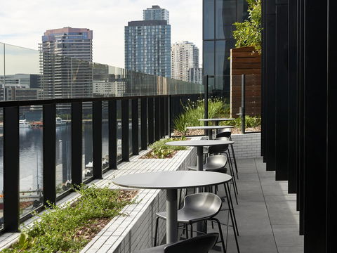 Vibe Hotel Melbourne Docklands - Tourism Townsville 21