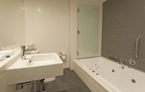 Causeway 353 Hotel - Tourism Townsville 9