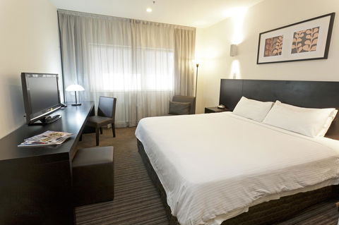 Causeway 353 Hotel - Tourism Townsville 0