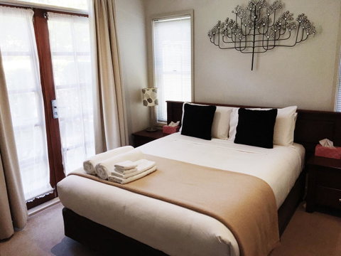 Luxury Abalina Cottages - Tourism Townsville 3