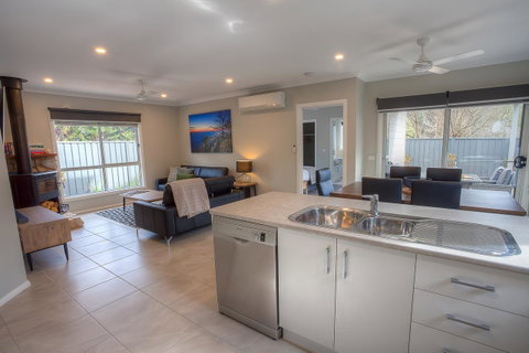 Luxury Abalina Cottages - Tourism Townsville 7