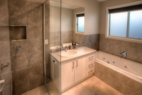 Luxury Abalina Cottages - Tourism Townsville 10