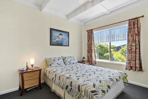Black Dolphin Beach Penthouse - Tourism Townsville 11
