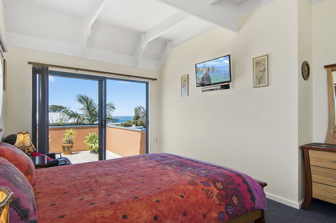 Black Dolphin Beach Penthouse - Tourism Townsville 6
