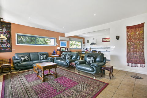 Black Dolphin Beach Penthouse - Tourism Townsville 5