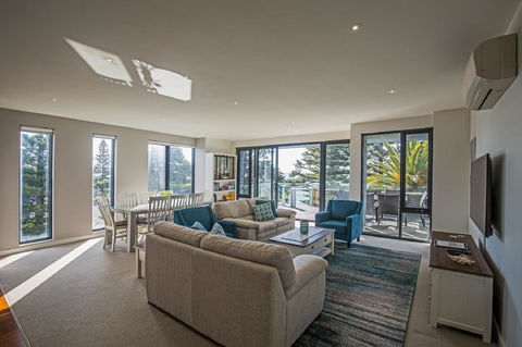 C-Scape Esplanade Cowes - Tourism Townsville 0