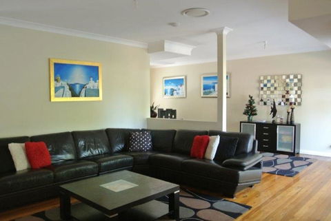 The Beach Townhouse - Tourism Townsville 3