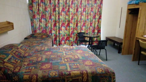 The Islands Inn Motel - Tourism Townsville 1