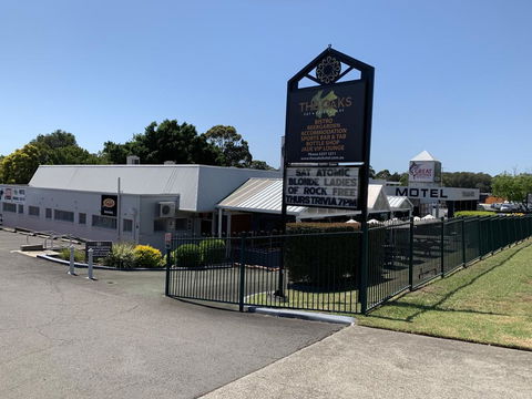 The Oaks Hotel Motel - Tourism Townsville 0