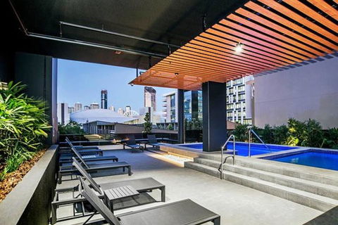 The Opulent Design APT In South Brisbane - Tourism Townsville 1