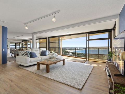 The Penthouse @ Point Cartwright - INSTANT HOTEL WINNER 2019 - Tourism Townsville 0