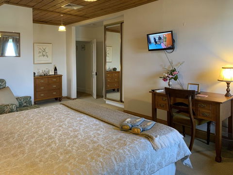 The Racecourse Inn - Tourism Townsville 1