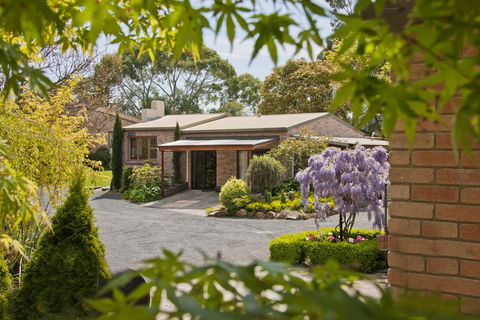 The Shingles Riverside Cottages - Tourism Townsville 0
