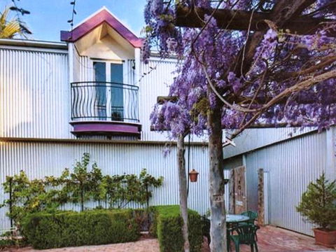 The Stable On Olive - Tourism Townsville 0