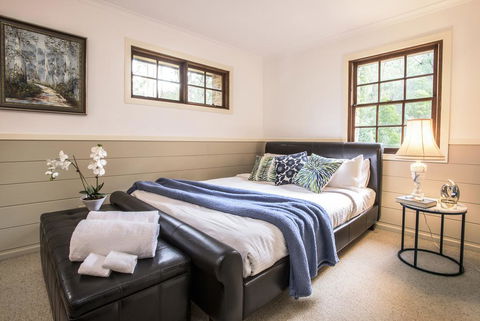 The Stone On The Hill - 3 Bedroom House - Tourism Townsville 3