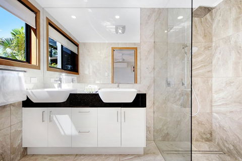 THE VIEW, TUGUN - 4 Bedrooms - Sea Views - Private Heated Pool - Tourism Townsville 2