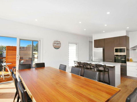 The Wharf House - Budgewoi - Tourism Townsville 0