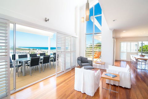 The White House - Central Coolum With Spectacular Ocean Views And WiFi - Tourism Townsville 0