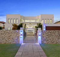The White House GC Waterfront Home Cinema Jacuzzi Heated Pool - Tourism Townsville