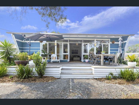 Toot Toot ! 50s Classic Beach House With Bungalow - Tourism Townsville 0
