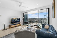 Top Floor 3 Bed Apartment with Million Dollar Views
