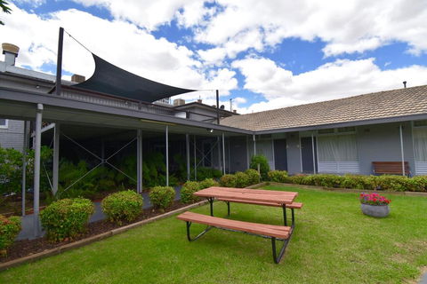 Townhouse Motel Cowra - Tourism Townsville 1