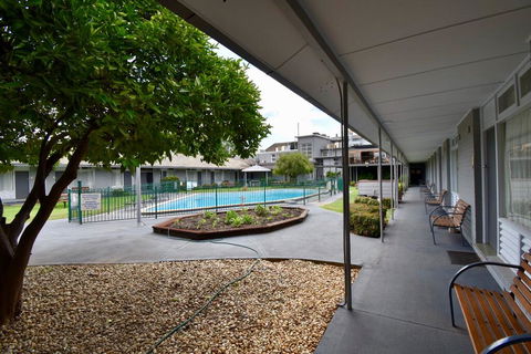 Townhouse Motel Cowra - Tourism Townsville 3